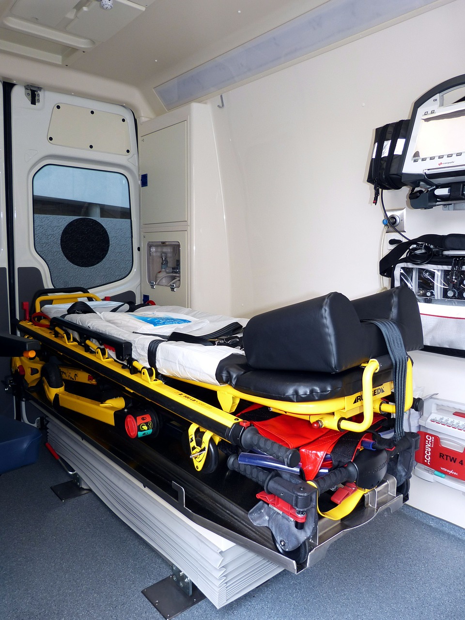 ambulance, hospital, dare-537966.jpg
