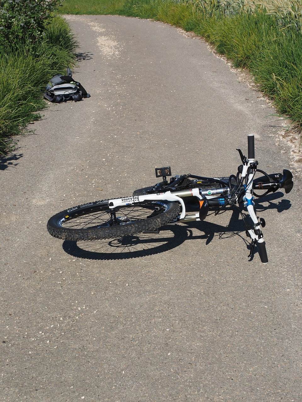 bicycle, accident, mountain bike-592544.jpg